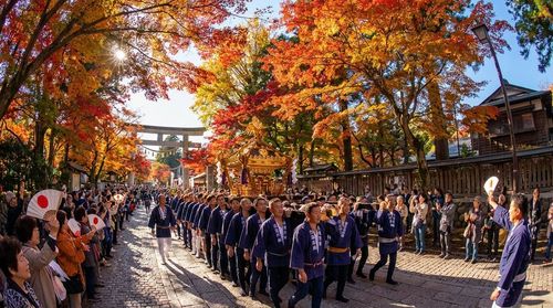 일본의 가을 축제: 수레 경주, 역사 퍼레이드, 그리고 수확 축제